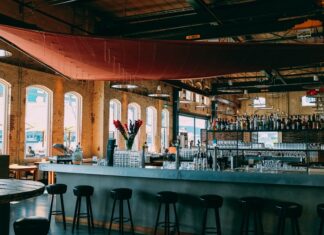 Tips for Attracting the Right Customers to Your Bar/Restaurant Bar Restaurant